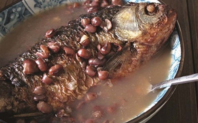 Ba tháng giauwx thai kỳ mẹ bầu nên ăn cá chép hầm đậu đen